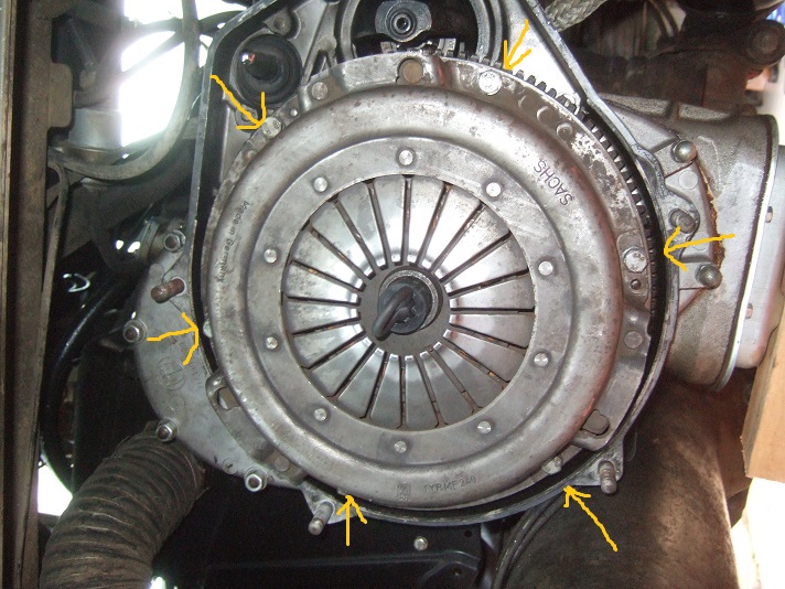 25 - Now you have to bolt the pressure-plate back on the flywheel. The manual says to use a torque-wrench and apply 22-25 Nm torque. Make sure the clutch-plate has not sagged if the alignment-tool fits too loosely. Even half a millimeter causes trouble aligning it all later. After all 6 nuts are in, remove the alignment tool !