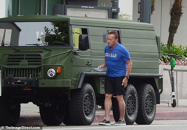 Arnold-Schwarzenegger-drives-a-large-military-van-to-pick-up.jpg